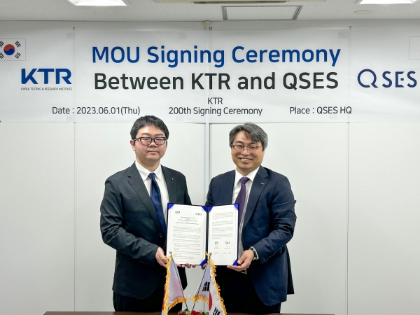 KTR 김현철 원장(오른쪽)이 일본 QSES 쇼 키타가와 사장과 상호 협력을 위한 업무협약을 체결했다. (사진=KTR)
