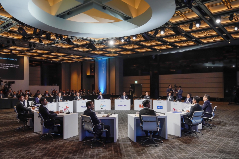 이순형 세아그룹 회장(앞쪽 중앙 왼쪽)이  '코리아 H2 비즈니스 서밋' 2차 총회에서 '글로벌 수소경제 선도를 위한 서밋 이니셔티브'에 대해 논의하고 있다