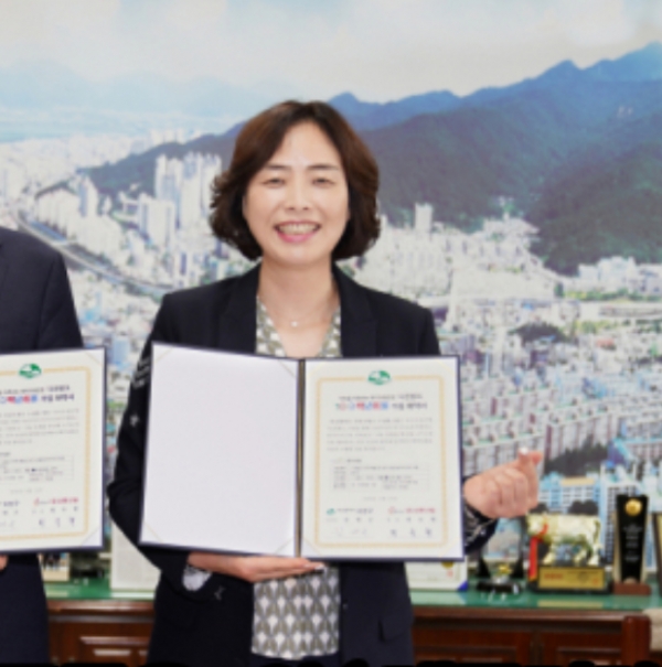 이전 부산 사상구와 백년회원 가입확약식에 참여했던 신한스틸 최숙현 대표