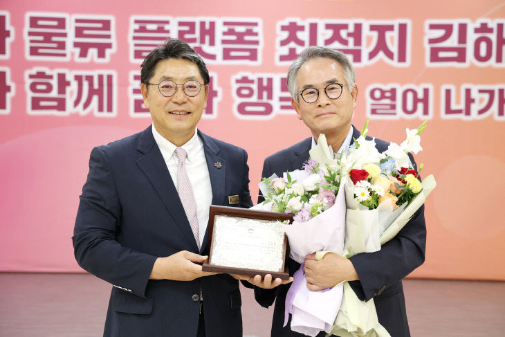 디에스피 김진형 대표(오른쪽)가 '7월 자랑스러운 김해 CEO상'을 수여받고 홍태용 김해시장과 기념촬영을 하고 있다.