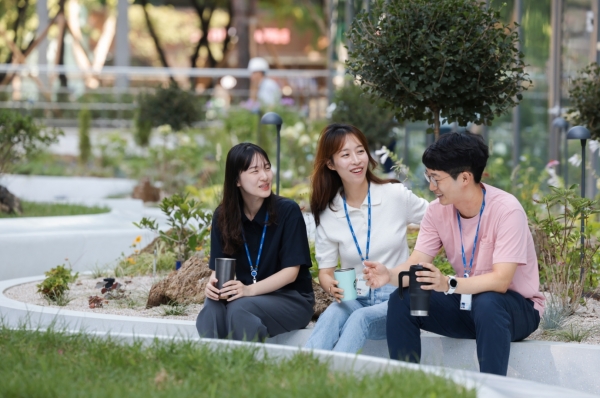 ▲ 포스코 직원들이 8월 17일 대치동 '포스코 스퀘어가든'에서 휴식을 취하며 담소를 나누고 있다. 포스코홀딩스는 시민을 위한 산책로, 공연장, 야외 갤러리 등으로 구성된 도심 속 복합문화공간 '포스코 스퀘어가든'을 8월 3일 오픈했다.
