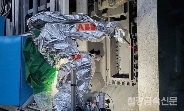 광양제철소 1코크스 오븐에 도입된 무인 로봇솔루션 기술 시연 모습(가스막이 로봇).
