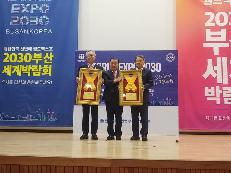 지난 8일 열린 '2030부산세계박람회 유치기원 한국자유총연맹 부산시지부 제57주년 기념식'에서 세운철강 신정택 회장(왼쪽)이 자랑스러운 연맹인상을 수상한 후 기념사진을 촬영하고 있다./ 한국자유총연맹 부산시지부 제공