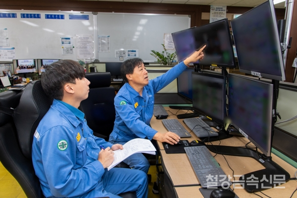 광양제철소가 1코크스 공장에서 PIMS(POSCO Intelligent Management System)를 활용한 조업 간 이상신호 감시 시스템을 구축했다. 사진은 광양제철소 직원들이 해당 시스템을 통해 설비를 모니터링하고 있는 모습.(사진=포스코)