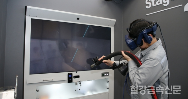 한화오션 거제사업장 내부에 위치한 VR 도장교육센터에서 새롭게 개발된 'RealBLAST'를 통해 VR 블라스팅 직무훈련이 진행되고 있다.(사진=한화오션)