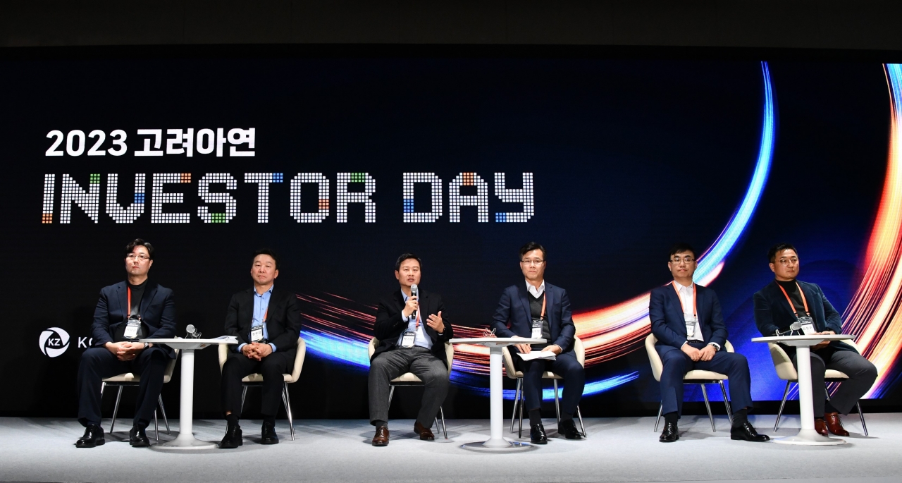 2023 고려아연 Investor day Q&A 시간. (왼쪽부터) 이상근 기획본부장, 정무경 지속가능경영위원장, 박기덕 TD사업부문 사장, 박기원 TD기술본부장, 정태웅 제련사업부문 사장, 김정우 제련기술 본부장