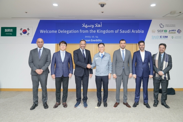 사우디아라비아 반다르 알 코라이예프(H.E. Bandar Al-Khorayef) 산업광물자원부 장관(왼쪽 3번째)이 14일 두산에너빌리티 본사인 경남 창원공장을 방문해 두산에너빌리티 정연인 사장(가운데)과 악수하며 기념촬영을 하고 있다. (사진=두산에너빌리티)