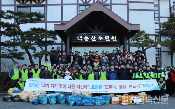 광양제철소 프렌즈 재능봉사단이 겨울철 굶주리는 동물들을 위한 먹이주기 봉사활동에 나섰다.(사진=포스코)