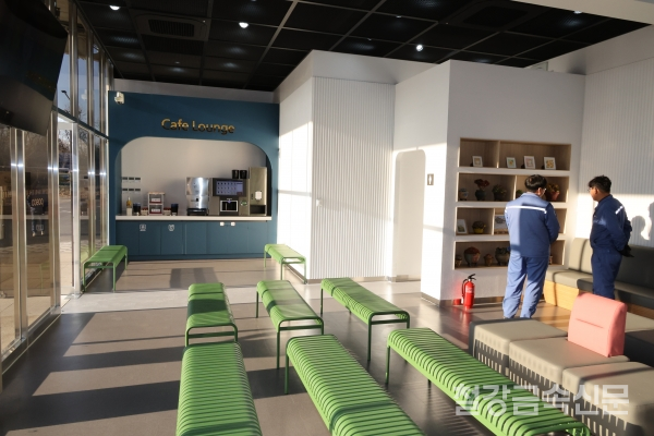 새롭게 단장한 포항제철소 통근버스 대합실 및 카페 라운지 모습.(사진=포스코)