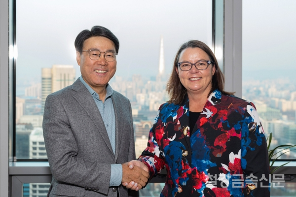 최정우 회장이 지난달 31일 서울 포스코센터에서 매들린 킹 호주 자원부 장관과 사업 협력 방안을 논의했다. 포스코 제공.