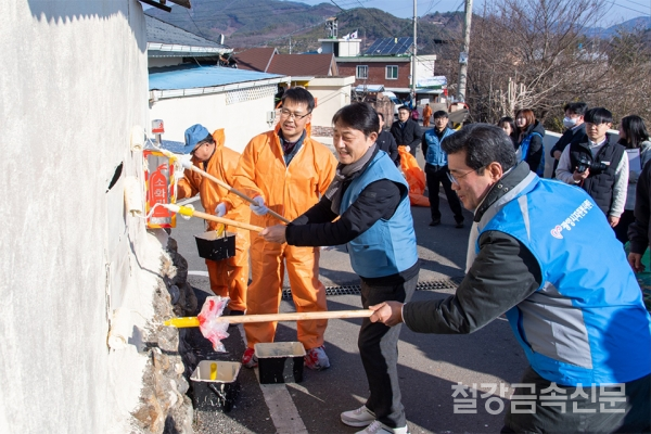 지난 16일 진행된 광양제철소와 광양시청의 매동마을 연합봉사활동에서 이동렬 광양제철소장(오른쪽 두번째)과 정인화 광양시장. 포스코 제공.