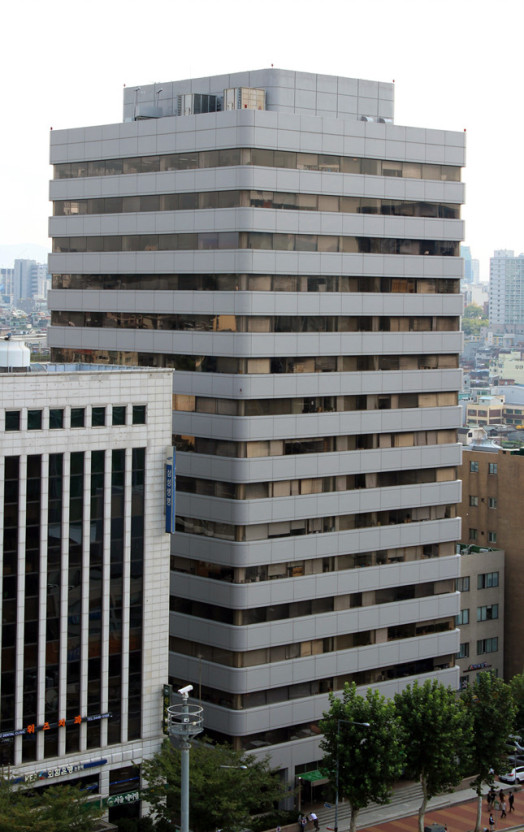 서울 강남구 논현동에 위치하 영풍빌딩. 한 지붕 두 가족인 영풍과 고려아연이 함께 입주해 있다.