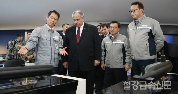 미국 해군성 카를로스 델 토로(Carlos Del Toro) 장관(왼쪽 두번째)은 27일 한화오션을 방문, 권혁웅 한화오션 대표이사(왼쪽 세번째)의 안내를 받아 함정 건조 현장을 둘러보고 미 해군 MRO사업을 포함한 함정 사업 수행을 위한 시설과 준비사항 등을 점검하고 협력방안에 대해 협의했다. 한화오션 제공.