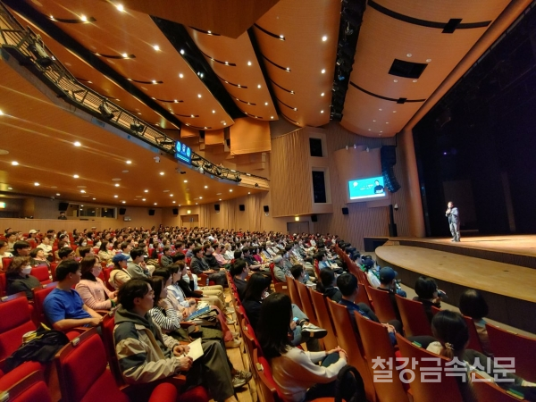 장동선 교수가 '새로운 생각은 뇌 안에서 어떻게 만들어지는가?' 를 주제로 마티네 특강을 진행하고 있다. 포스코 제공.