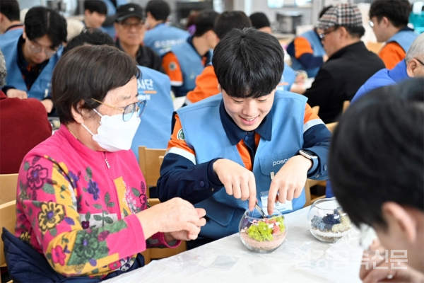 지난 26일 진행된 포스코 나눔버스 행사에서 광양제철소 생산기술직 인턴사원이 광양지역 어르신과 함께하는 꽃꽃이 재능봉사활동에 참여하고 있다. 포스코 제공.