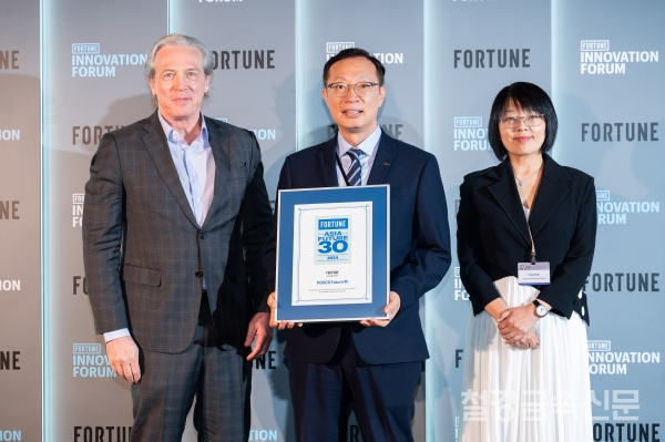 포스코퓨처엠이 27일 홍콩 로즈우드호텔에서 열린 '포춘 이노베이션 포럼(FORTUNE Innovation Forum)'에서 ‘2024 FORTUNE Asia Future 30’을 수상했다. (사진 왼쪽부터) 클레이 챈들러(Clay Chandler) 포춘아시아 편집장, 선주현 포스코아시아 법인장, 팡루안(Fang Ruan) 보스턴컨설팅그룹 홍콩 대표 파트너. 포스코퓨처엠 제공.