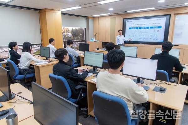 지난 22일, 광양제철소 직원들이 광양 포스코인재창조원 교육관에서 ‘뉴칼라’ 파이썬 교육과정을 수강하고 있다. 포스코 제공.