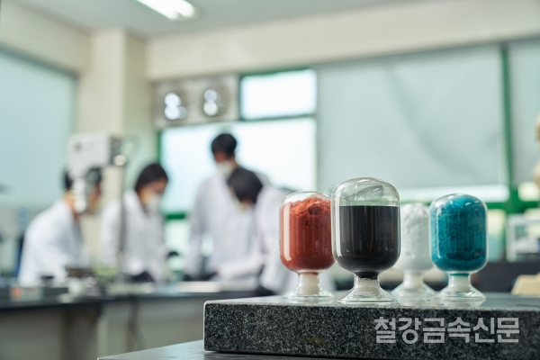 양극재 원료 및 제품(왼쪽부터 코발트, 양극재, 리튬, 니켈)과 포스코퓨처엠 연구원들의 모습. 포스코퓨처엠 제공.
