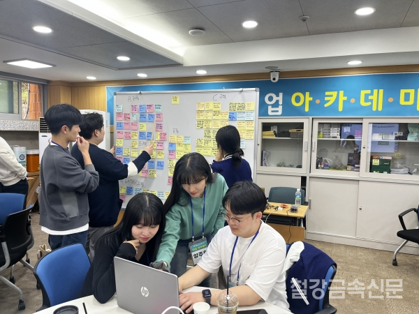 24-3차 포스코 취업아카데미 교육생들이 기업 실무 프로젝트 과제를 수행하고 있다. 포스코 제공.