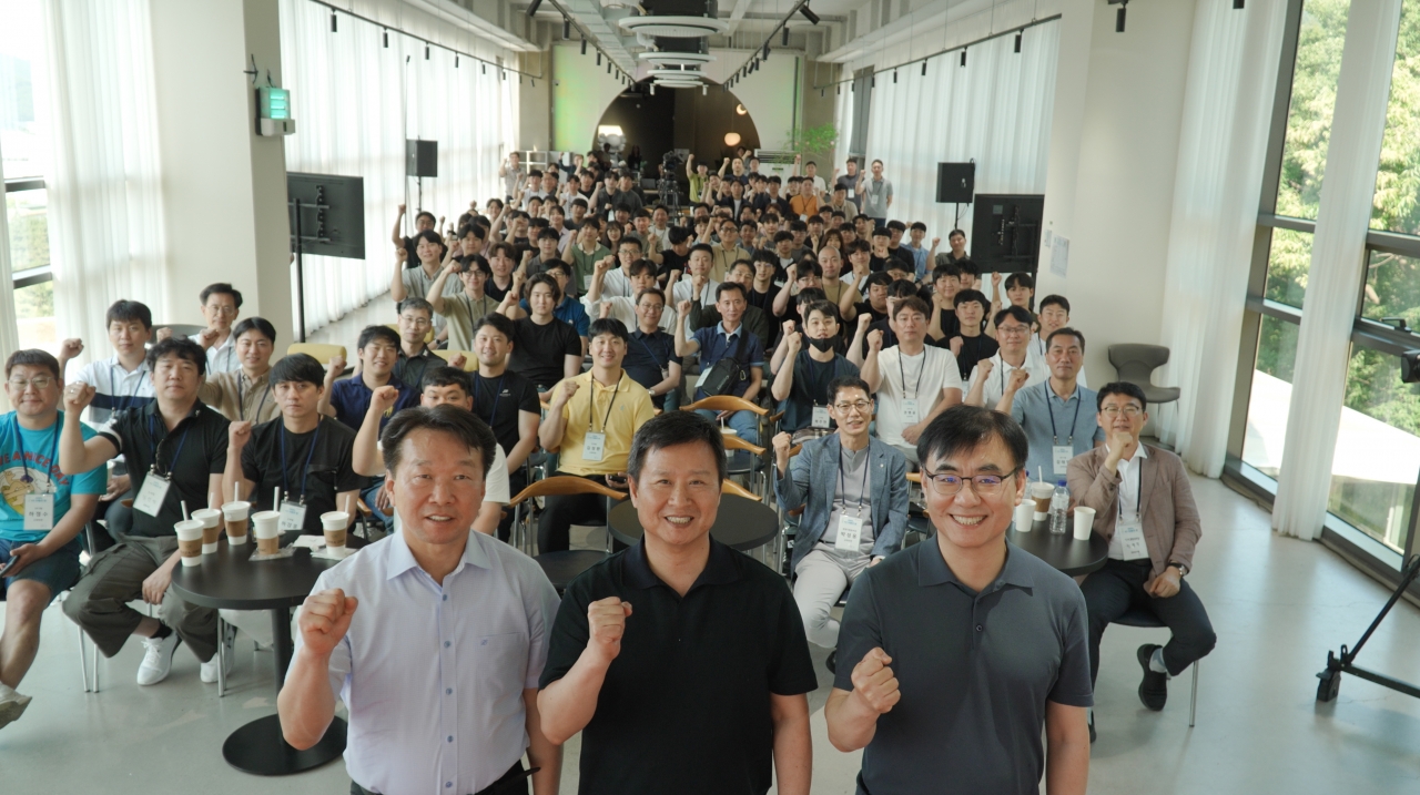 (사진 앞 줄 왼쪽부터) 지속가능경영부문 정무경 사장, TD 사업부문 박기덕 사장, 제련기술부문 정태웅 사장이 지난 13일 열린 'KZ이음의 장' 행사에서 직원들과 기념촬영을 하고 있다.