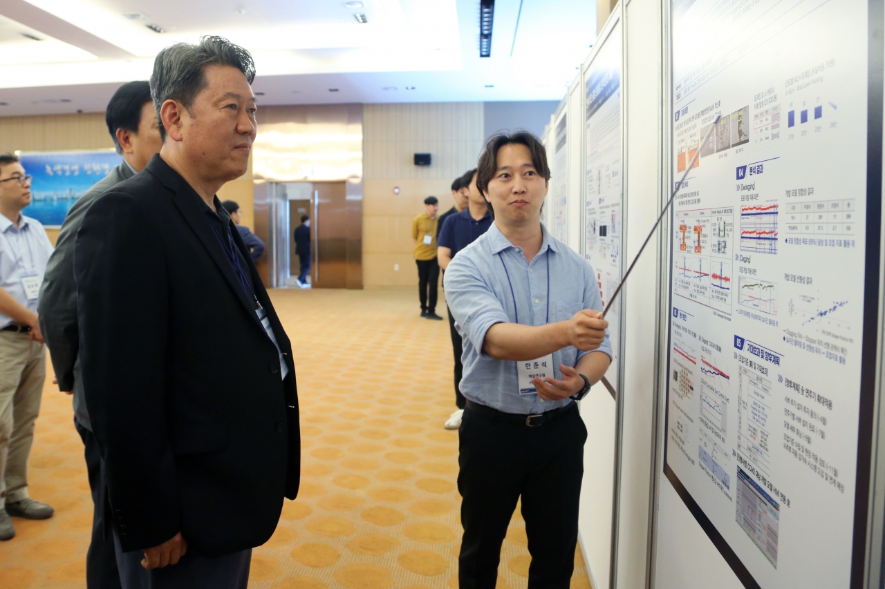 현대제철 서강현 사장이 제3회 AI·BIG DATA 페스티벌에 참석해 임직원의 설명을 듣고 있는 모습./ 현대제철