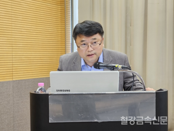 ▲한국비철금속협회 김홍국 상근부회장이 인사말을 전하고 있다.