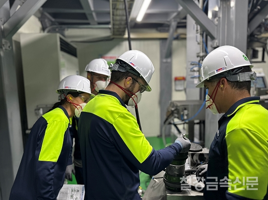 얼티엄캠 직원들이 지난 2일 품질 분석을 위한 교육을 받고 있다. 채취된 양극재 샘플을 에어슈팅(Air-shooting) 시스템을 통해 현장에서 품질분석실까지 파이프라인으로 이송하여 신속한 품질검사가 가능하다. 포스코퓨처엠 제공.