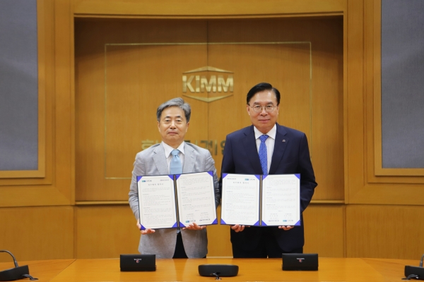 기계연구원 류석현 원장(오른쪽)과 나노종합기술원 박흥수 원장(왼쪽)은 ‘반도체 첨단 패키징 인프라 및 기술 개발 분야 상호 협력과 교류 강화를 위한 업무협약’을 체결했다. (사진=기계연구원)
