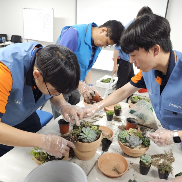 포항제철소 인턴사원들이 지역아동센터에 전달할 소보로빵을 만들고 있다. 포스코 제공.
