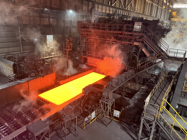 클래드 후판이 생산되고 있다. 동국제강 제공.