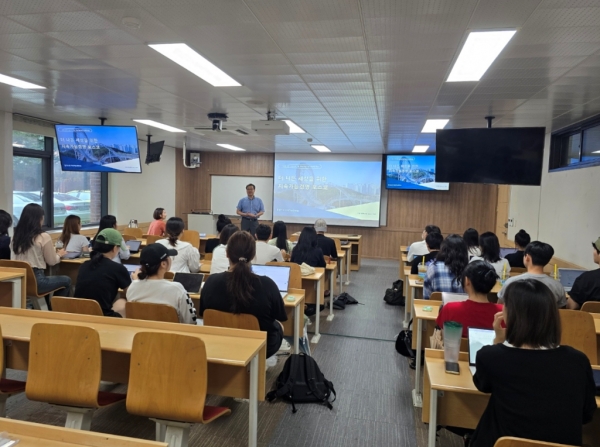 9월 11일 경상국립대학교에서 포스코엠텍 담당임원이 지속가능경영 특강을 진행하는 모습. 포스코 제공.