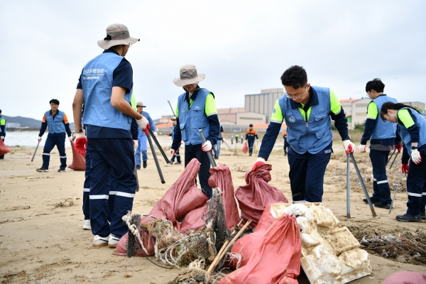 포스코퓨처엠 임직원들이 '나눔의 달'을 맞아 24일 포항 청림해변에서 해양 쓰레기 수거활동을 진행하고 있다. 포스코퓨처엠 제공.