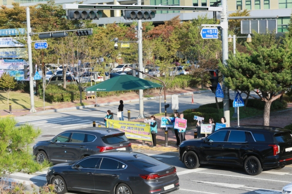 현대제철 당진제철소 임직원들이 10일 아침 복지타운 사거리에 설치된 디지털 LED 신호등 아래에서 교통 안전 캠페인을 실시하고 있다./현대제철
