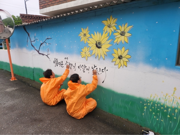 ‘희망과 자부심’–우수작/광양제철소 에버그린벽화봉사단. 광양제철소 에버그린벽화봉사단이 지역 마을에서 벽화를 그리고 있다. 포스코 제공.