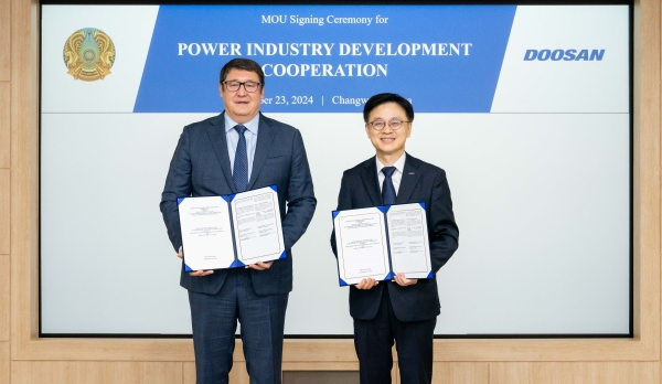 두산에너빌리티 창원 본사에서 카자흐스탄 알마싸담 삿칼리에브 에너지부 장관(왼쪽)과 두산에너빌리티 김정관 마케팅부문장이 ‘카자흐스탄 발전산업 개발 협력’을 위한 양해각서(MOU)을 체결하고 기념촬영을 하고 있다. (사진=두산에너빌리티)