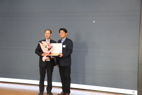 제 46회 동및동합금기술강연회에서 나병남 국일신동 직장장이 해봉기술상을 수상했다.