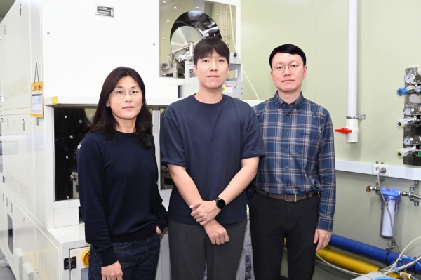 재료연구원이 포항공과대와 공동 연구를 통해 2차원 소재와 강유전체 접합한 비휘발성 메모리 소자를 세계 최초 개발했다. 사진은 왼쪽부터 송경 책임연구원, 황승권 박사과정 학생연구원(논문 제1저자), 김용훈 책임연구원. (사진=재료연구원)