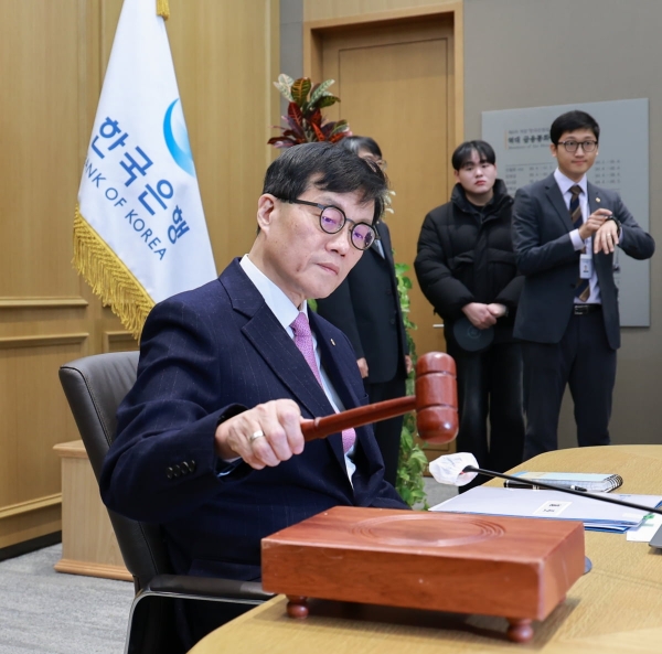 금리 동결을 결정하는 이창용 한국은행 총재. 출처=한국은행