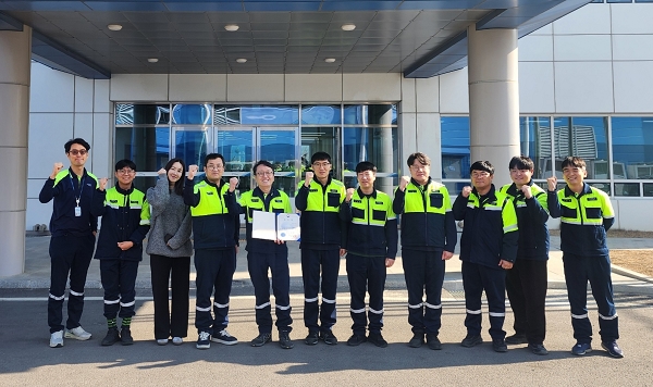 포스코퓨처엠 정한석 기술기획그룹장(왼쪽부터 다섯 번째)과 직원들이 17일 산업통상자원부 장관 표창을 들고 기념촬영하고 있다. /포스코퓨처엠