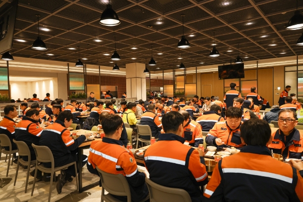 포항제철소 직원들이 리모델링을 마친 선강대식당에서 식사를 하고 있다. /포스코
