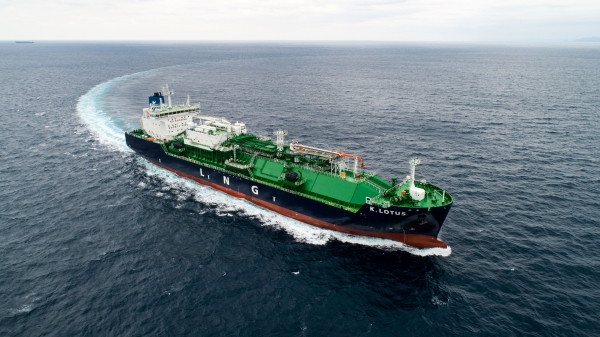 HD현대미포가 건조해 인도한 1만8,000㎥급 LNG 벙커링선의 시운전 모습. /HD한국조선해양