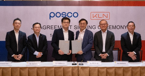 JVA 합작투자계약서 서명식에서 기념촬영을 하고 있다. (왼쪽부터 POSCO TCS 박민기 부장, POSCO Thainox 김학일 실장, 포스코플로우 하종범 실장, KLN 엘리스 쳉 재무이사, 스파위라치분차 상무이사, 벤자따온시리쿨 상무이사) /포스코플로우