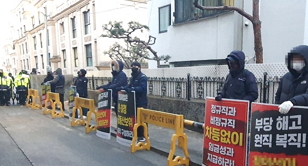현대제철 노조가 한남동 주택가 일대에서 시위를 벌이고 있다. /현대제철