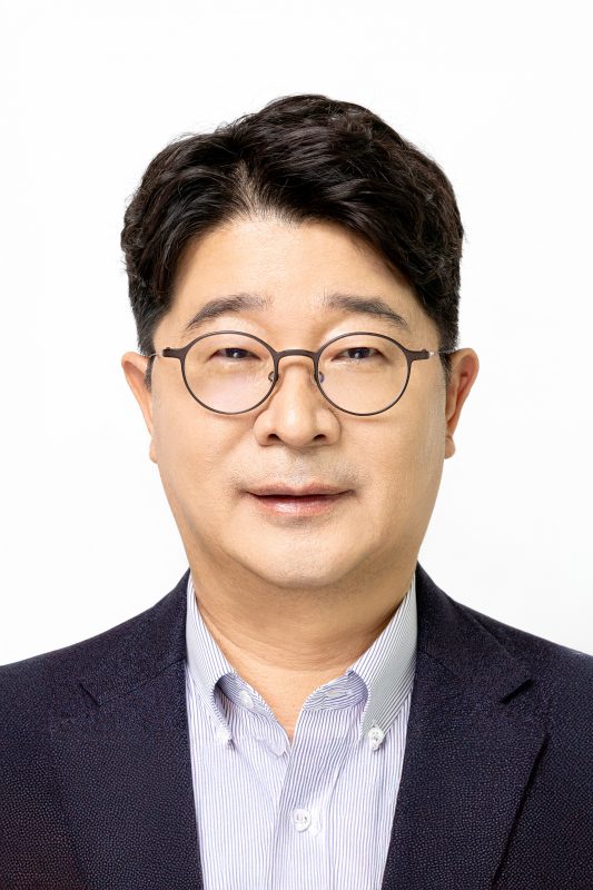 포스코퓨처엠이 24일 제54기 정기주주총회를 열어 사내외이사를 선임하는 등 주요 안건을 의결했다. 정기주총 및 이어 열린 이사회에서 대표이사로 선임된 포스코퓨처엠 엄기천 사장. /포스코퓨처엠
