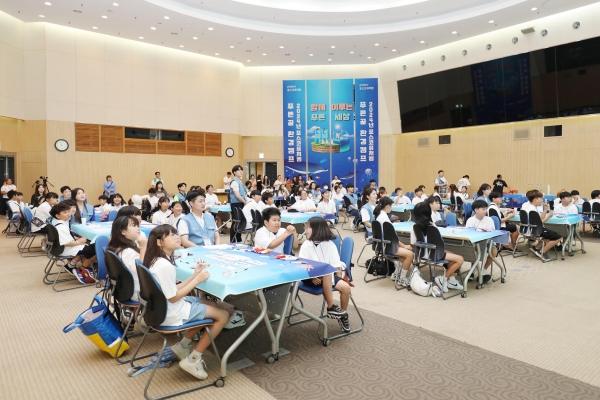 포스코퓨처엠은 지역 취약계층 청소년 자립을 위해 디딤씨앗통장 후원을 연장했다. 사진은 지난해 7월 포스코퓨처엠이 포항 지역 어린이 및 청소년 대상으로 실시한 ‘푸른꿈 환경캠프’. /포스코퓨처엠