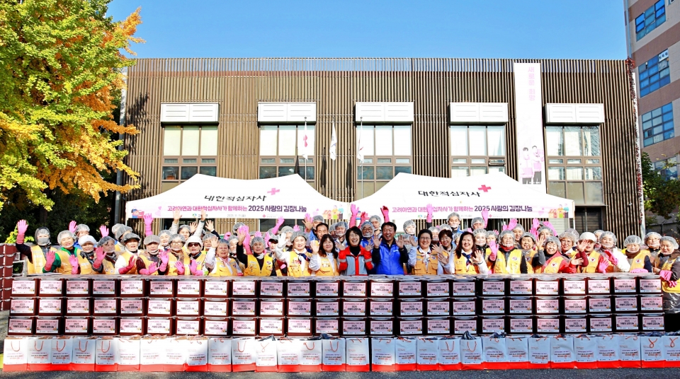 정무경 고려아연 사장(앞줄 가운데 오른쪽)과 허혜숙 대한적십자사 서울지사 사무처장(앞줄 가운데 왼쪽)이 김장나눔 봉사자들과 기념촬영 하는 모습 (사진=고려아연)