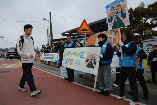 현대제철 당진제철소가 2026학년도 대학수학능력시험을 치르는 지역 수험생들에게 격려물품을 전달했다. /현대제철