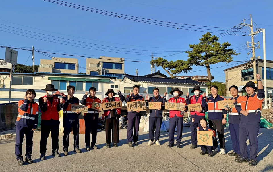 고려아연 온산제련소 임직원들이 반려해변 정화활동 후 단체사진을 촬영하고 있다.(사진=고려아연)