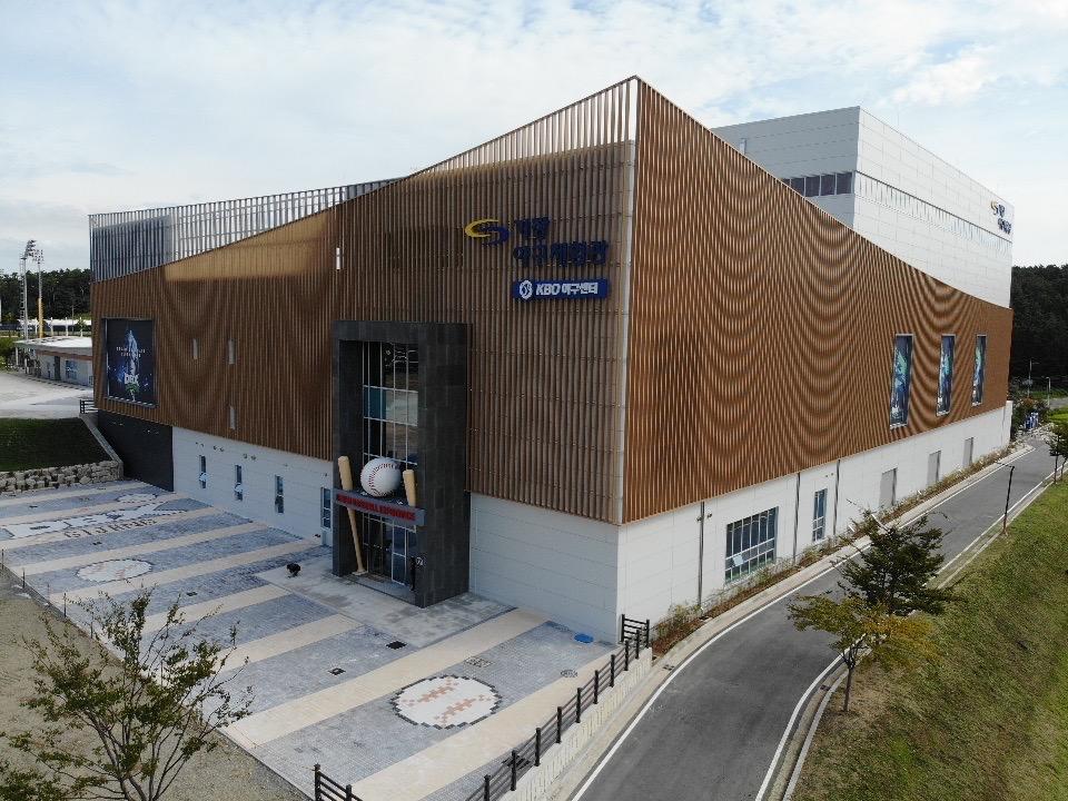 첨부. 부산 기장 야구체험관에 스톤엠보스가 적용된 모습 (출처: KG 스틸 제공)