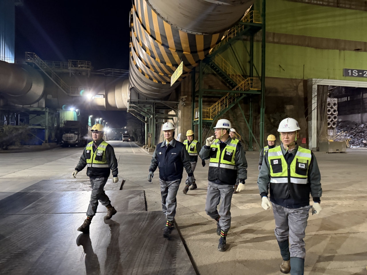 △ 장세욱 부회장이 새해 첫날 인천공장을 방문해 생산현장을 둘러보는 모습